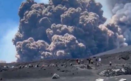 Gunung Etna Meletus, Wisatawan Panik Lari Saat Abu Menyembur ke Langit