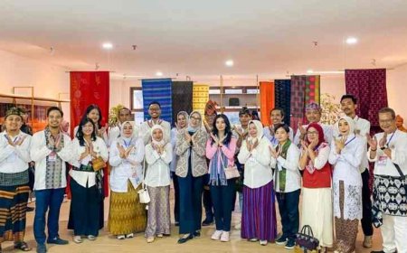 Ketua Dekranas Takjub Mutiara Lombok & Tenun NTB