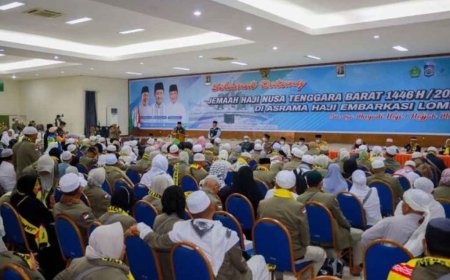 Wali Kota Mataram Sambut Jamaah Haji Kloter 3 Penuh Haru