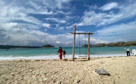Gelombang Tinggi, Tanjung Aan Ramai Turis Berselancar
