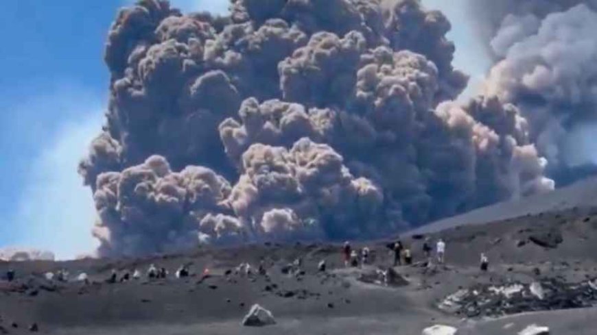 Gunung Etna Meletus, Wisatawan Panik Lari Saat Abu Menyembur ke Langit