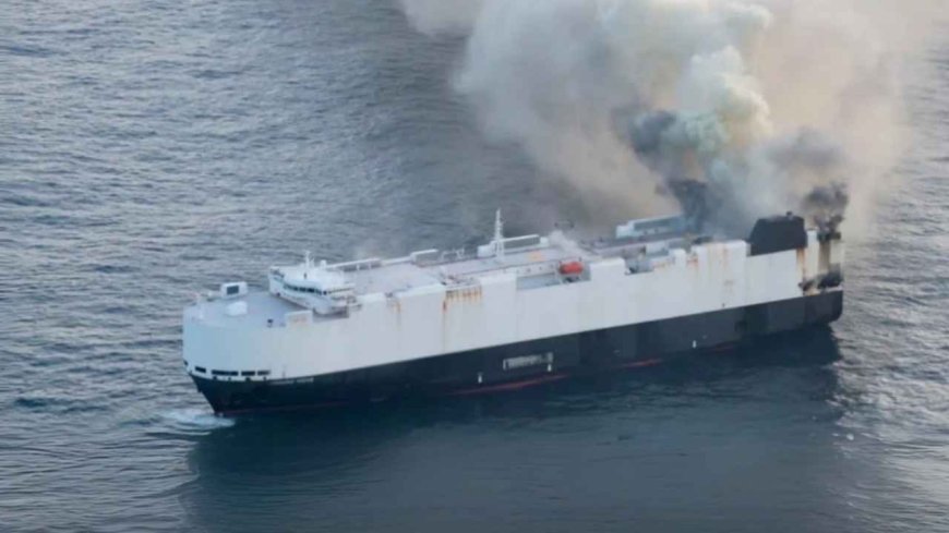 Kapal Kargo EV Terbakar Hebat di Laut Pasifik