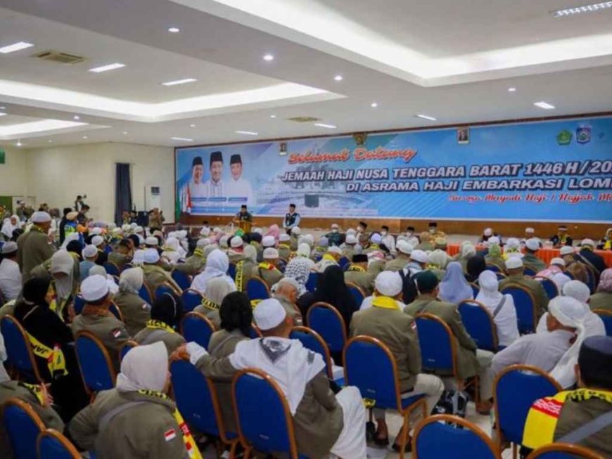 Wali Kota Mataram Sambut Jamaah Haji Kloter 3 Penuh Haru