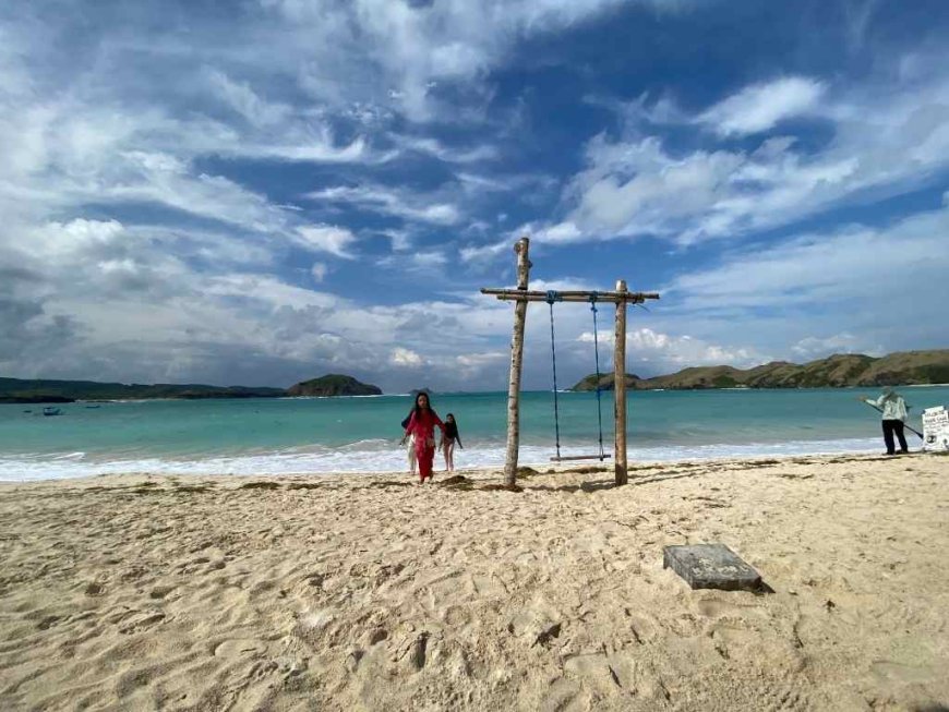 Gelombang Tinggi, Tanjung Aan Ramai Turis Berselancar