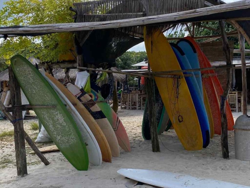 Gelombang Tinggi, Tanjung Aan Ramai Turis Berselancar