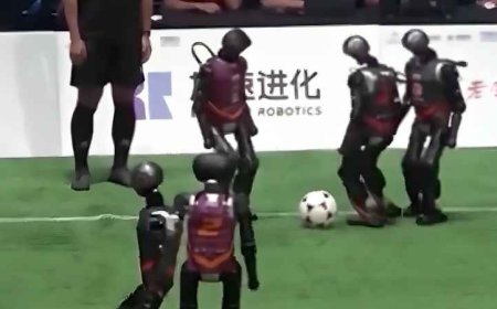China Luncurkan Liga Sepak Bola Robot Humanoid di Beijing 2025